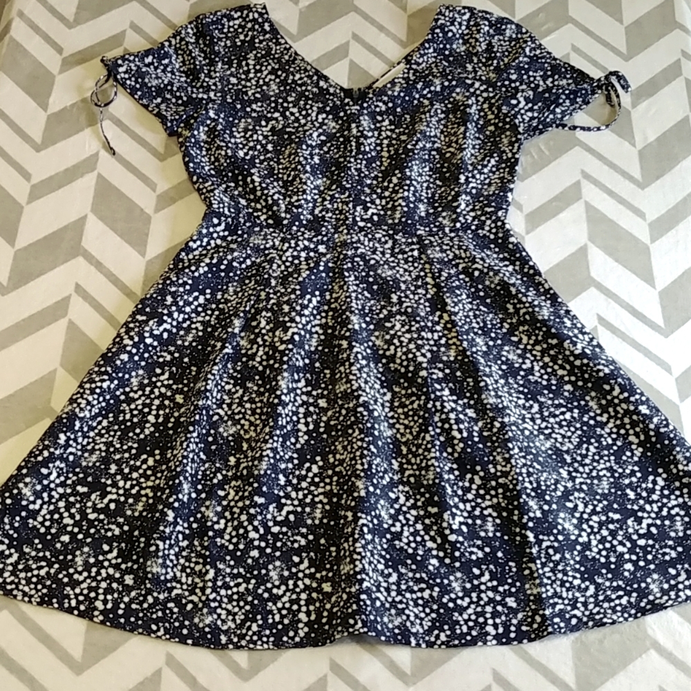 OLIVE AND OAK DRESS SIZE SMALL.